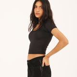 SCOOP NECK CROPPED TEE