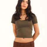 SCOOP NECK CROPPED TEE